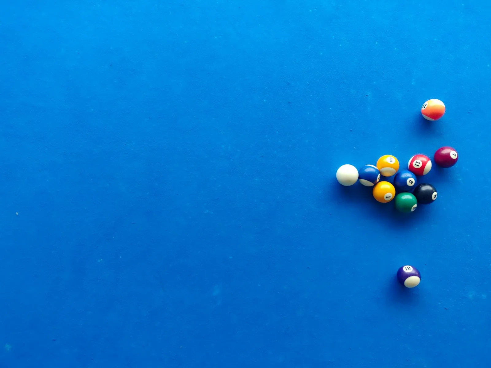 Mėlynos tabletės ant medinio stalo — PDE5 inhibitoriai (Viagra, Cialis) vs natūralus erekcijos atstatymo kelias