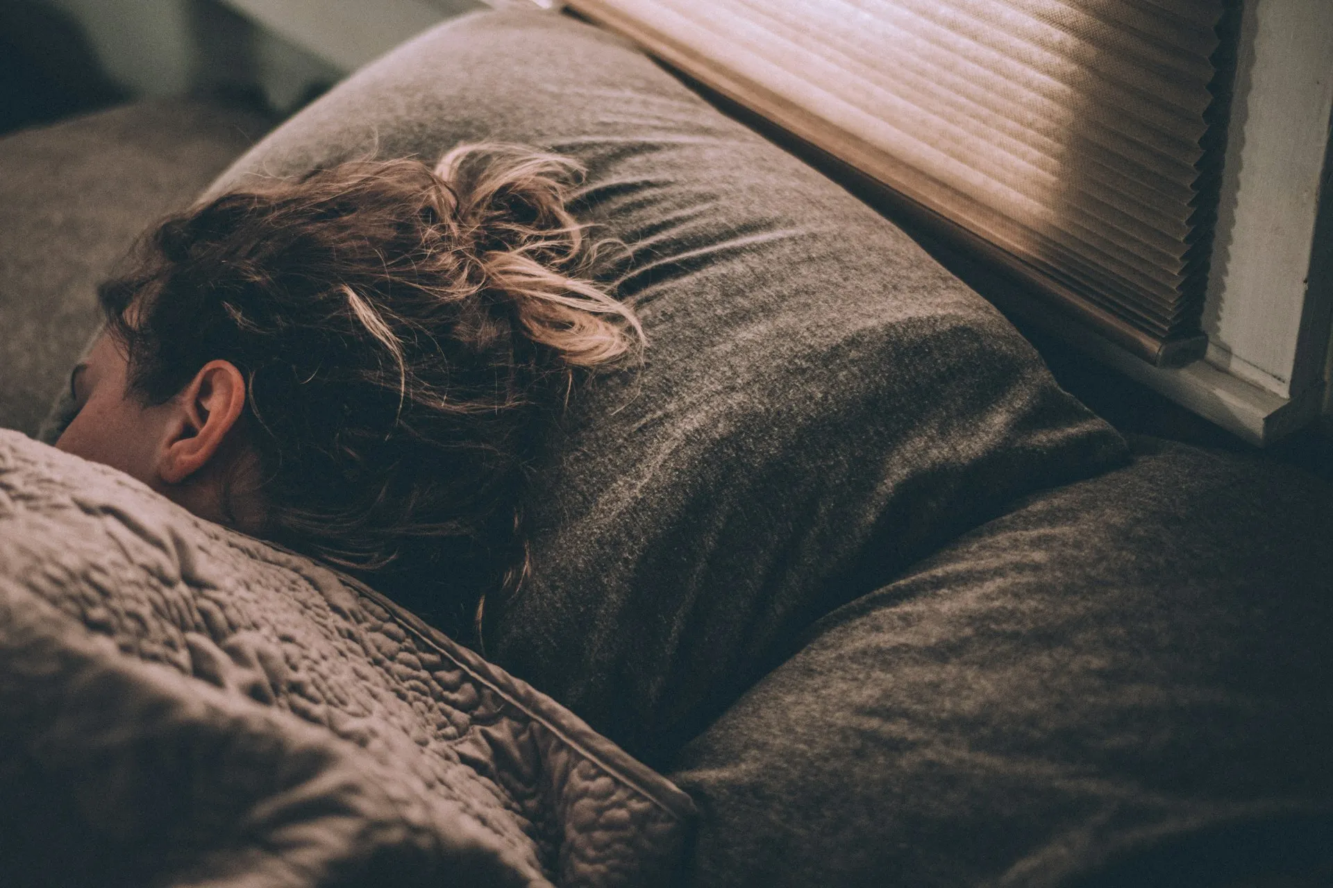 Tamsus miegamasis naktį — geras miegas reikalauja tamsos, vėsumos ir cirkadinio ritmo, nemiga paliečia apie 30% LT suaugusiųjų